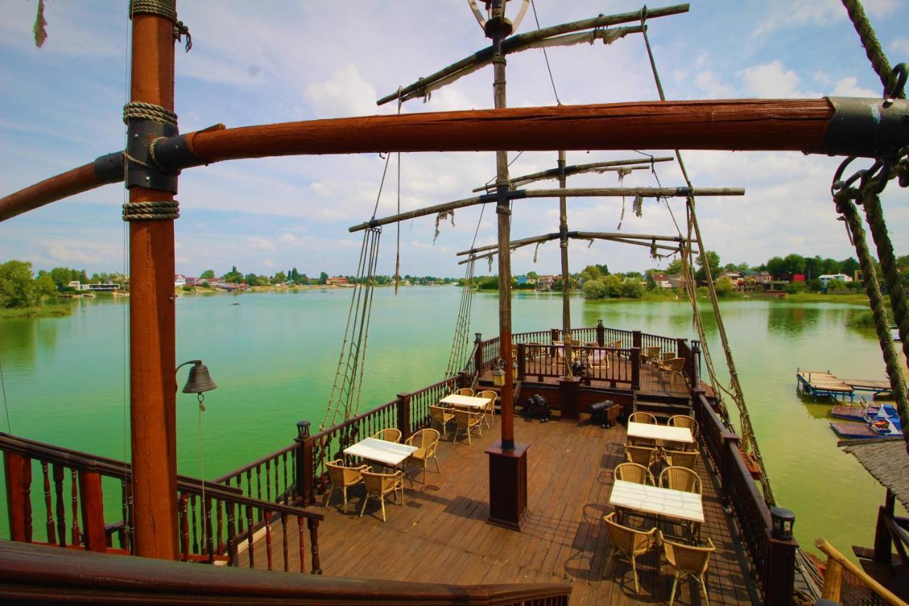 Overwater Cottage - Slovak Tahiti, Szenc Kültér fotó